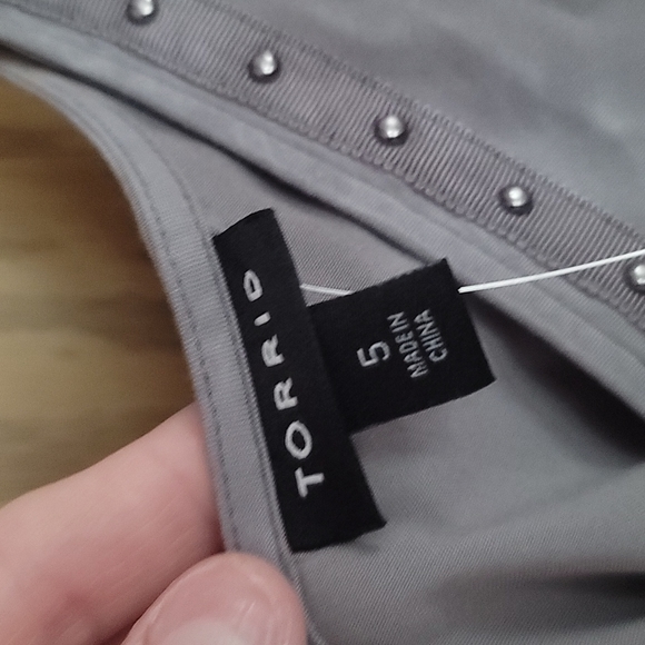 TORRID PLUS SIZE DARK SHADOW TIE DYE STUDDED CAMI: GRAY/BLACK: NWT: SZ 5 - Picture 3 of 4